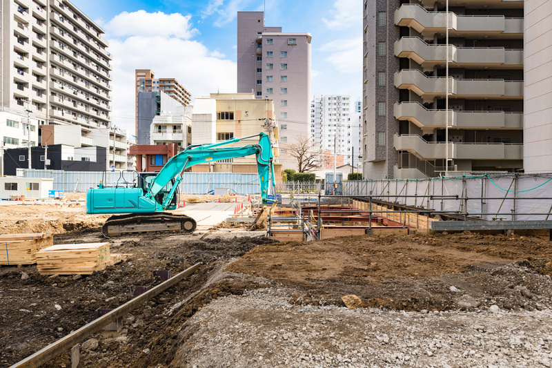 街の中のビル建設基礎工事現場